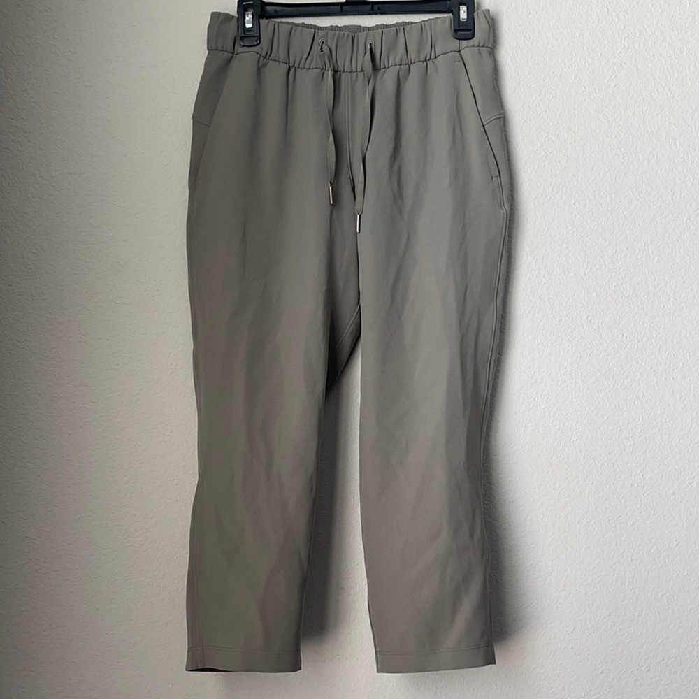Lululemon On The Fly Crop *Woven 23"
Grey Sage size 6